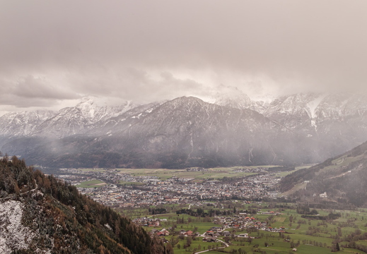 Lienz im Morgennebel mit den Lienzer Dolomiten