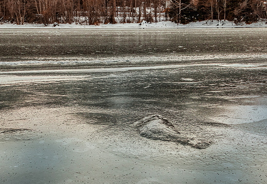 Zugefrorener Stausee, Tassenbach