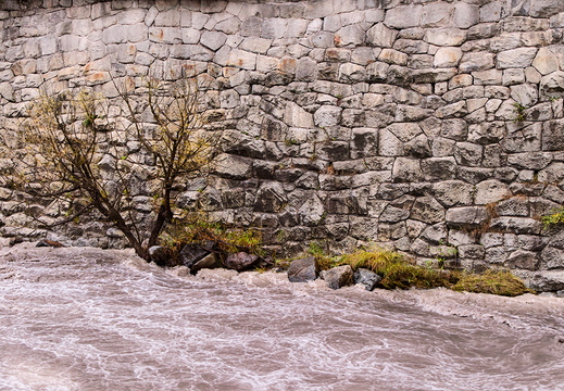 Flussufer Widerstand - Natur vs Stein