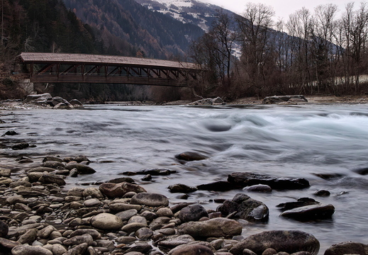 Holzbrücke bei Lienz im Wintermorgenlicht