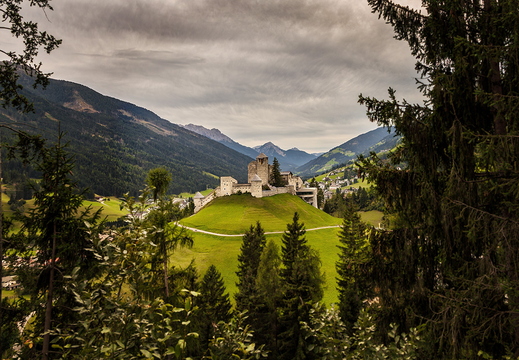 Burg Heinfels im Grünen