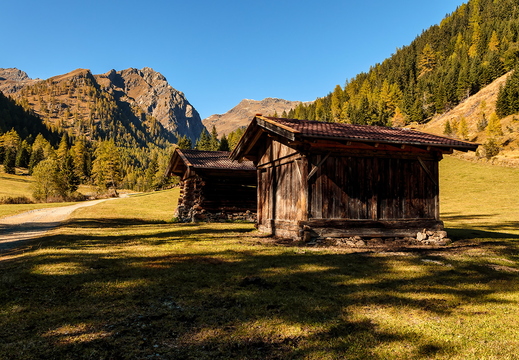 Almhütten im Herbstlicht, Kristeinertal